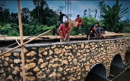 TNI Bangun Jembatan Kokoh di Desa Lolona'a Pasca Banjir, Akses Warga Kembali Lancar