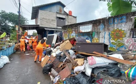 Pemkot Jaktim Angkut 25 Ton Sampah Sisa Banjir di Kramat Jati, Ini Rinciannya