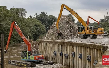 25 Ton Sampah Pascabanjir di Kramat Jati Berhasil Diangkut dengan Cepat