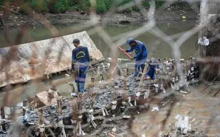 Pembuatan Tanggul Sementara di Lokasi Longsor Kali Angke untuk Cegah Bencana Susulan