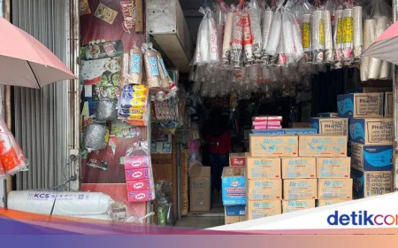 Harga Plastik Melonjak di Bekasi karena Perang, Pedagang Merana