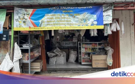 Harga Plastik Naik Drastis, Pedagang Bekasi Rela Untung Tipis Agar Dagangan Laris