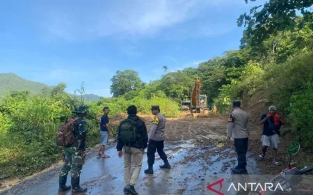 Personil Gabungan Sigap Buka Jalan Longsor di Mentewe Tanah Bumbu