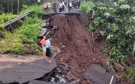 Jalan Menuju Air Terjun Madakaripura Longsor, Dua Orang Luka dan Akses Lumpuh