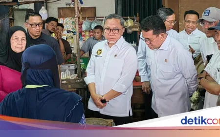 Harga Plastik Melonjak di Pasar Minggu, Zulhas Dengar Keluhan Pedagang