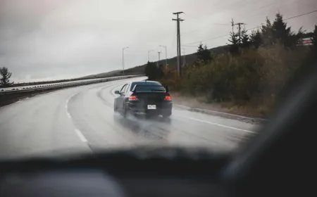 4 Tips Melewati Genangan Air saat Mengemudi Mobil agar Tetap Aman