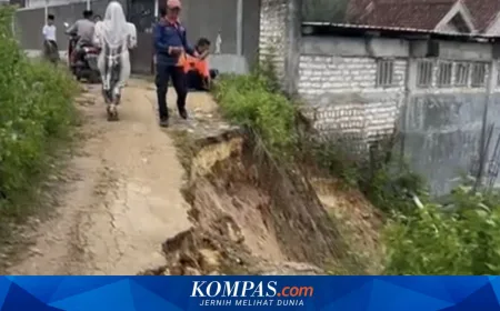Longsor Ambleskan Jalan Desa, Akses 2 Dusun di Pamekasan Terhenti Total