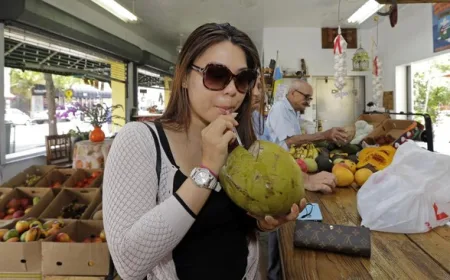 Manfaat Air Kelapa untuk Kesehatan dan Waktu Terbaik Minum Setiap Hari