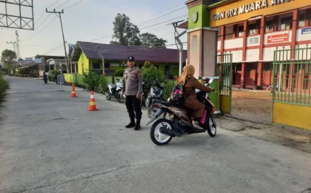 Polsek Muara Ancalong Atur Lalu Lintas Pagi Hari untuk Tekan Risiko Kecelakaan Sekolah