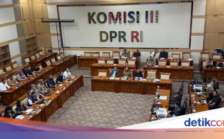 Komisi III DPR Bahas Kasus Penyiraman Air Keras Andrie Yunus dengan Kapolda Metro