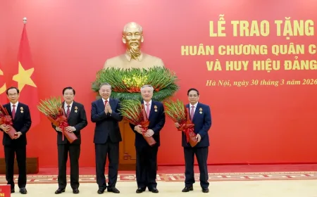 Sekretaris Jenderal To Lam Serahkan Tanda Jasa Militer dan Lencana Partai kepada Pemimpin Senior