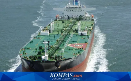 Kapal Tanker Minyak Raksasa Terbakar Usai Diserang Drone di Lepas Pantai Dubai