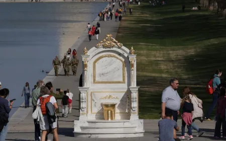 Patung Toilet Emas di Washington Sindir Gaya Hidup Mewah Donald Trump