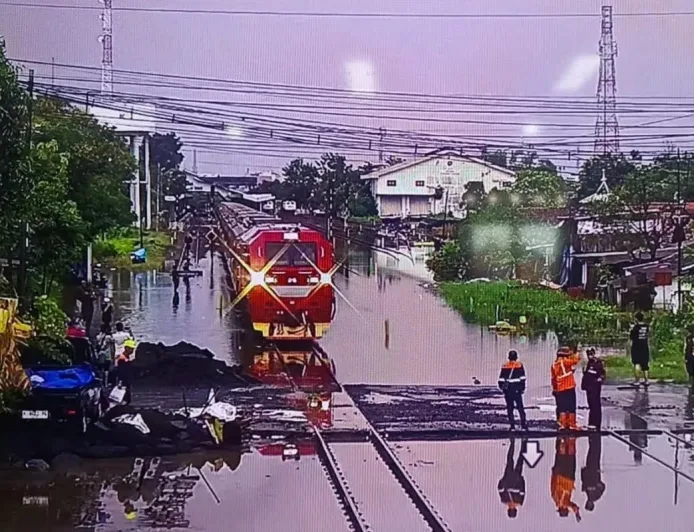 Menteri PU Bentuk Satgas Bersama Antisipasi Banjir di Rel Kereta