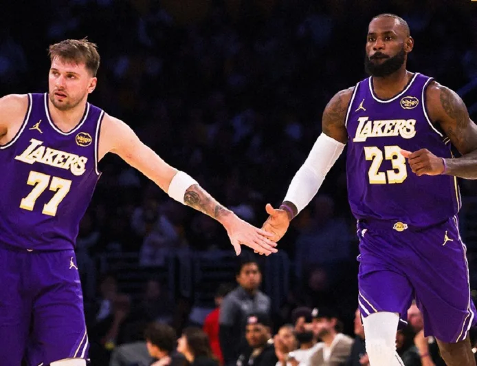 Duet Doncic-LeBron James Bawa Lakers Menang Telak atas Warriors 129-101