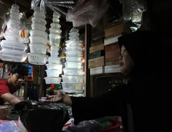 Warga Indonesia Juara 1 Konsumsi Mikroplastik Dunia, Ini 5 Sumber Utamanya