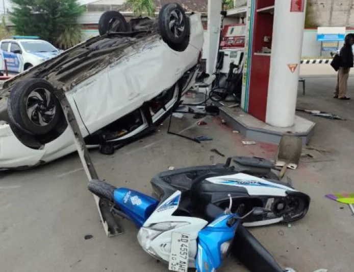 Kecelakaan Mobil Terguling di SPBU Sragen, 6 Orang Dilarikan ke RS