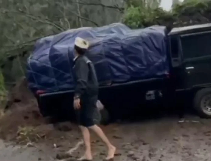Longsor Timpa Truk hingga Terseret ke Jurang di Jalur Bromo Pasuruan, 4 Luka-Luka
