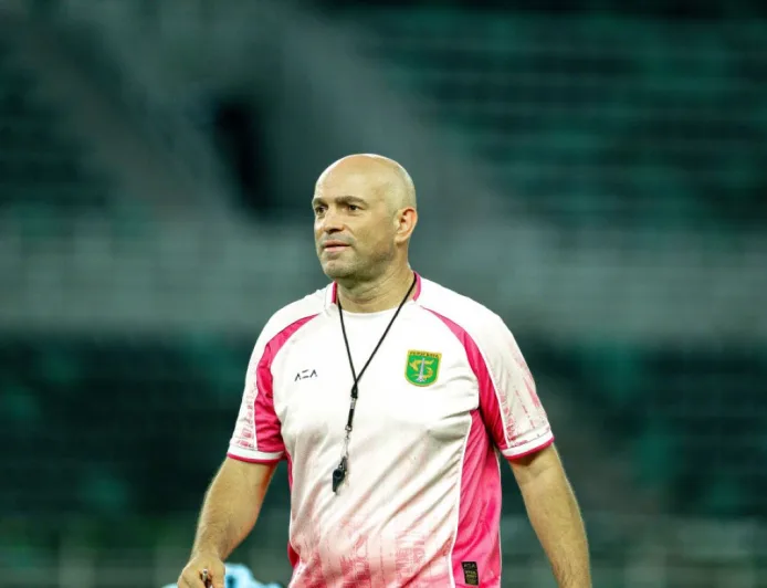 Kronologi Keributan Bernardo Tavares dan Kakang Rudianto di Akhir Laga Persebaya vs Persib