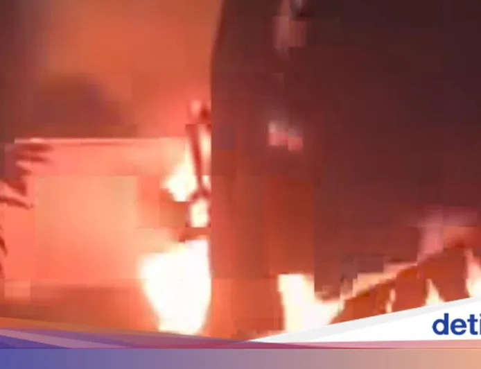 Mobil Honda HR-V Terbalik dan Terbakar di Tol Jagorawi Usai Gagal Nyalip