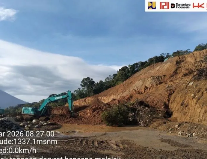 Longsor di Agam Tutup Total Akses Jalan Provinsi Padang-Bukittinggi