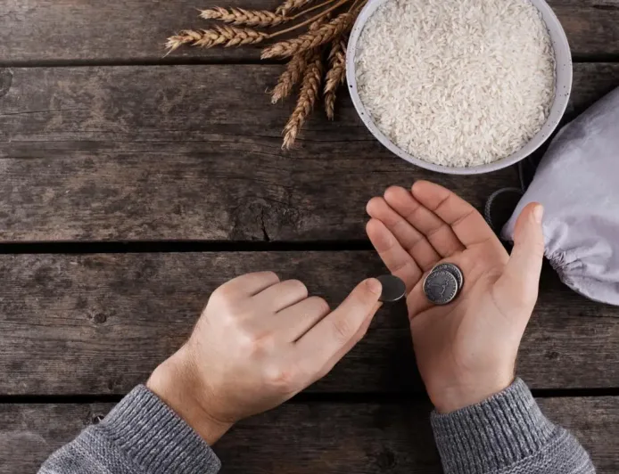 Hukum Zakat Fitrah dengan Uang Menurut 4 Mazhab: Apakah Pembayaran Ini Sah?