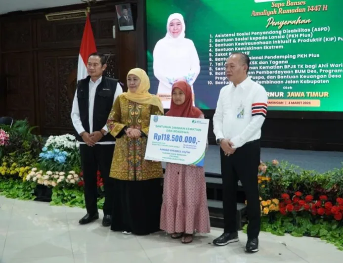 Khofifah Salurkan Bantuan Sosial Rp7,2 Miliar Perkuat Perlindungan Sosial di Lamongan