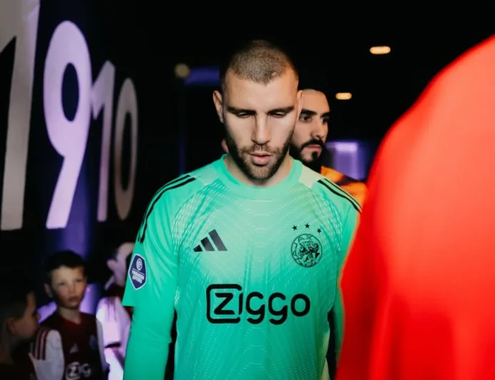 Kiper Timnas Indonesia Maarten Paes Dikritik, Lini Belakang Ajax Dinilai Kurang Aman