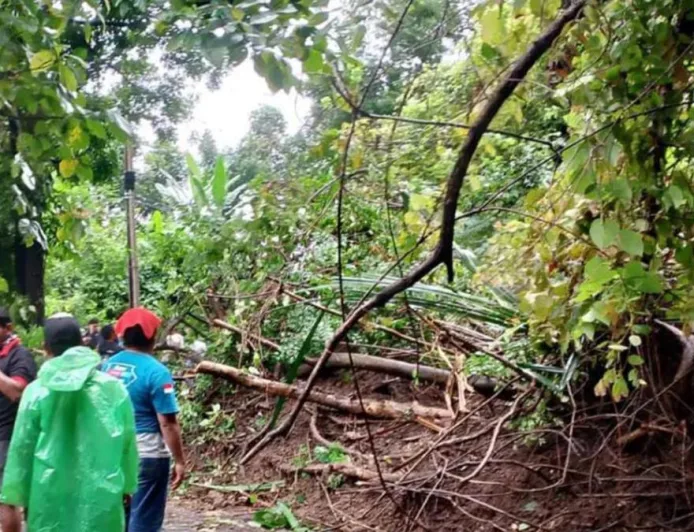 Longsor Setinggi 3 Meter Tutup Jalan Nasional Sukabumi, Akses Terhambat