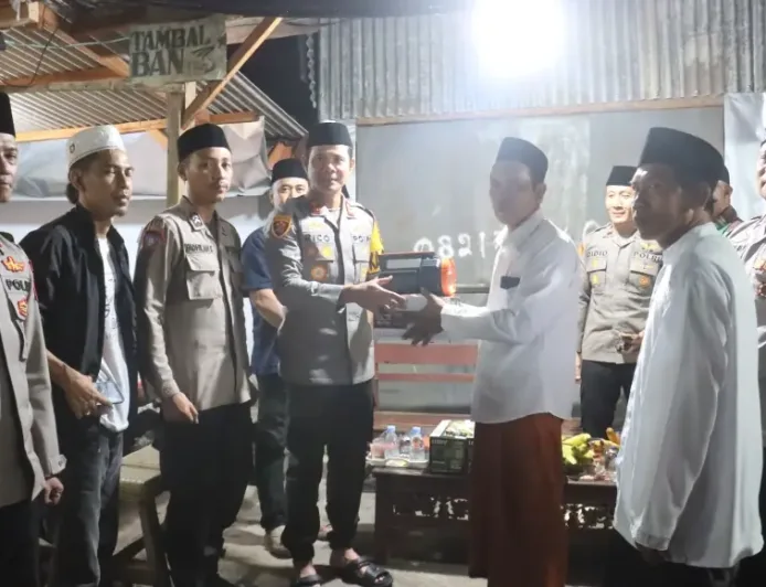 Polres Probolinggo Kota Bagikan Senter untuk Antisipasi Kejahatan Ramadan