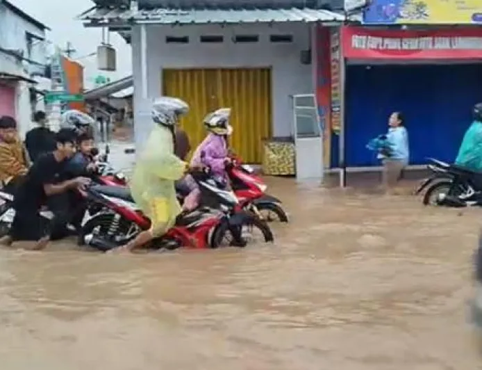 Banjir Cilegon Rendam Permukiman dan Jalan Utama, Banyak Kendaraan Mogok