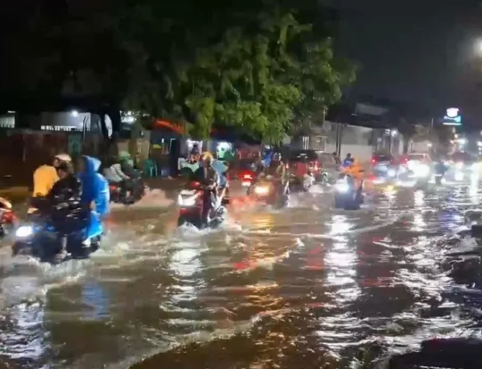 Jalan Plumpang Semper Banjir Akibat Hujan Deras, Warga Diminta Waspada