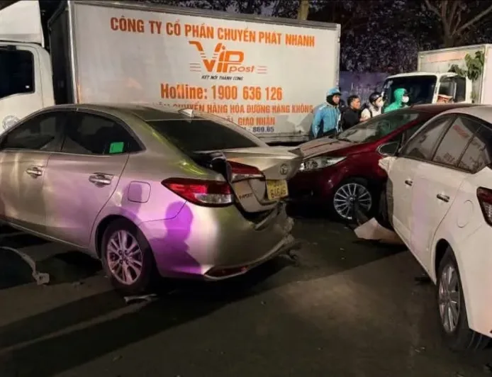 Kecelakaan Beruntun di Jalan Nguyen Chanh Hanoi: Mobil Tabrak Banyak Kendaraan, 4 Luka