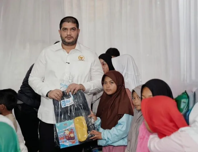 Rajiv Serahkan PIP dan KIP untuk Anak Korban Longsor Cisarua, Komitmen Pendidikan Terjaga