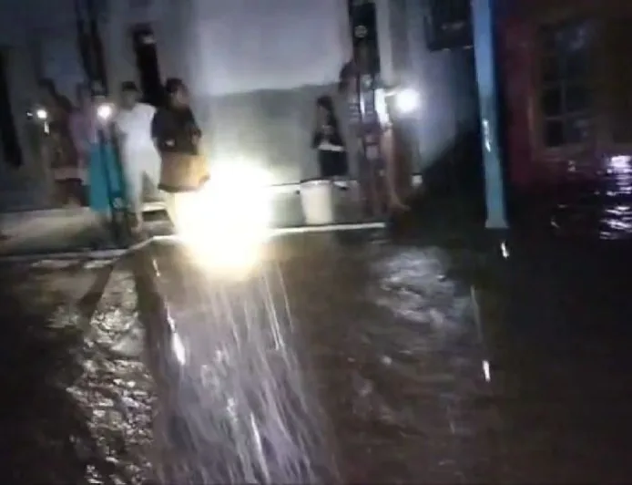 Banjir Luapan Sungai Rendam Sejumlah Wilayah di Situbondo Malam Ini