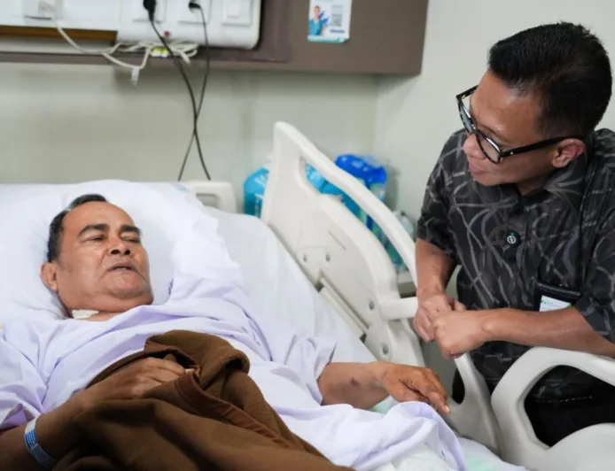 Dirut BPJS Ketenagakerjaan Jenguk Peserta Kecelakaan di RS EMC Bekasi