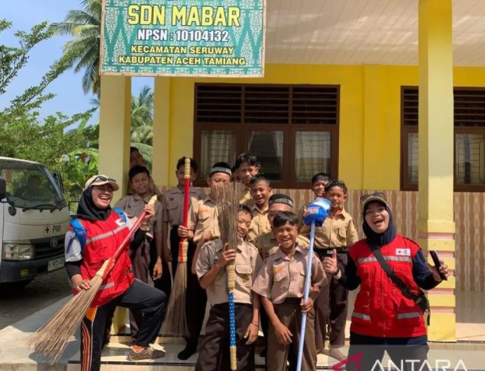 PMI Aceh Tamiang Salurkan Alat Kebersihan untuk Sekolah Terdampak Banjir