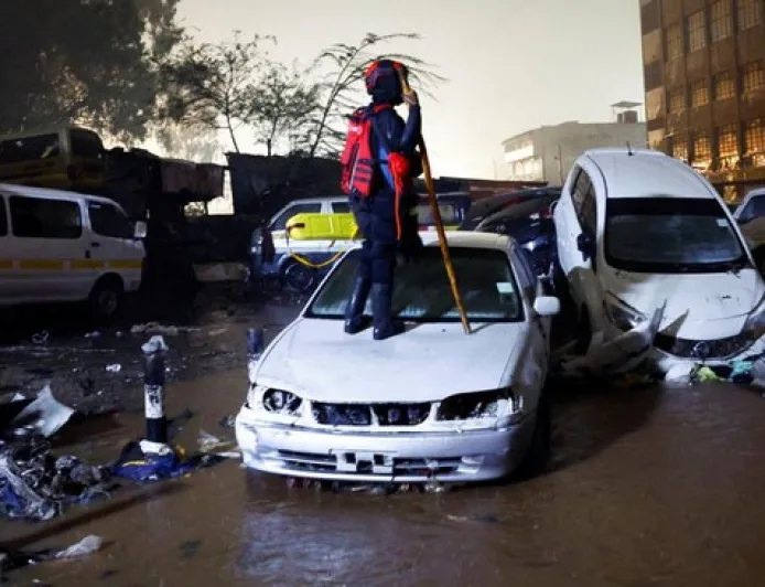 Banjir Bandang di Nairobi Gulung Mobil, Penjual Telur Tewas Tertindih