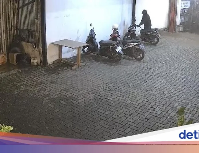 Aksi Pencurian Motor di Sukabumi Cuma 5 Detik, Pelaku Terekam CCTV