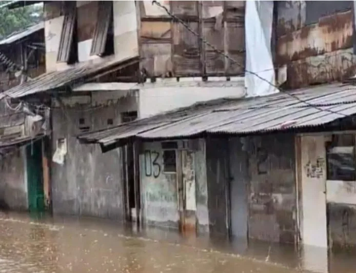 Banjir Setinggi 1,5 Meter Rendam Permukiman Bencongan Tangerang, Warga Temukan Ular