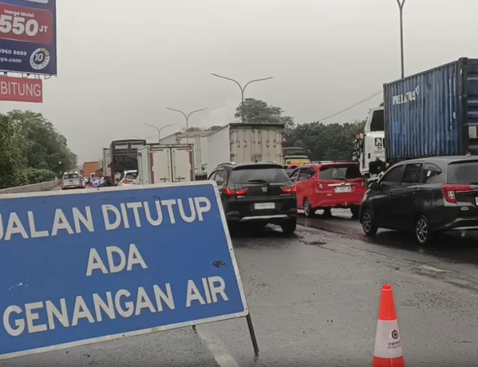 Banjir Tol Jakarta–Tangerang KM 23-24: Kendaraan Terjebak Macet Parah