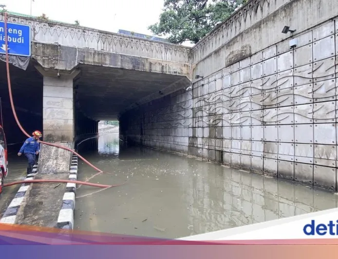 Underpass Mampang Jaksel Terendam Banjir, Kendaraan Terpaksa Dialihkan