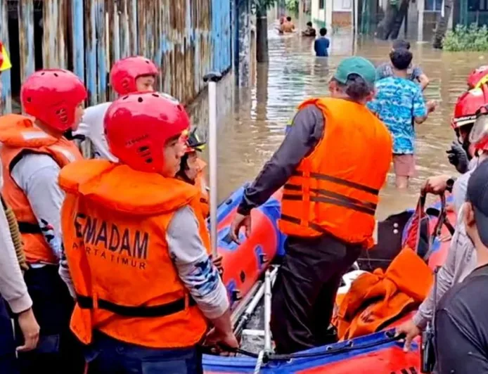 Banjir Cipinang Melayu Capai 1,5 Meter, 12 Warga Dievakuasi Termasuk Lansia dan Bayi