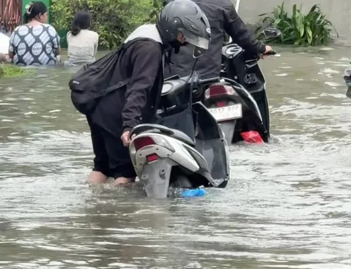 Banjir Rendam Jalan Raden Saleh Tangerang, Lalu Lintas Macet Parah