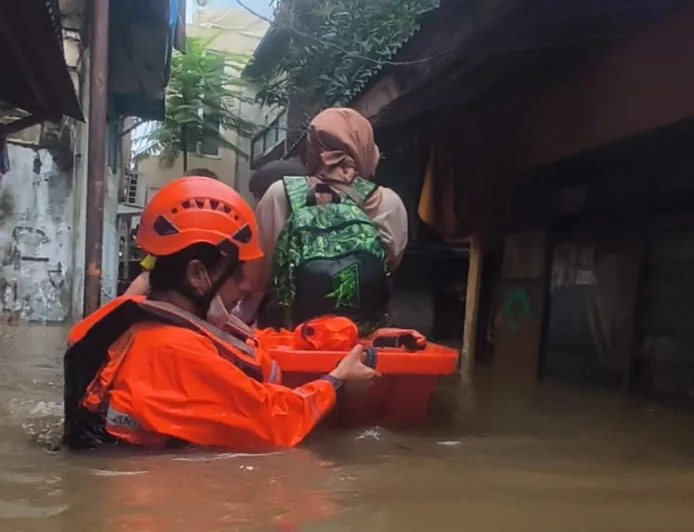 Banjir Jakarta Masih Rendam 16 RT dan Dua Jalan, Air Mulai Surut Senin Pagi