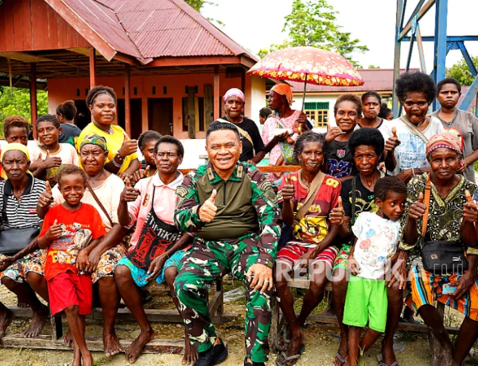 Koops TNI Papua Gelar Bakti Sosial dan Pengobatan Gratis di Kampung Iwaka Mimika