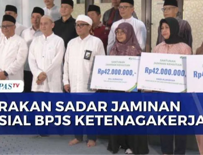 Penyerahan Sembako dan Kartu BPJS Ketenagakerjaan Perluas Jaminan Sosial Pekerja Informal