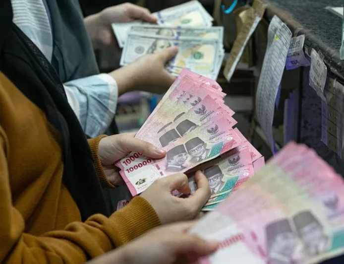 Rupiah Melemah ke Rp17 Ribu Imbas Sentimen Global dan Harga Minyak