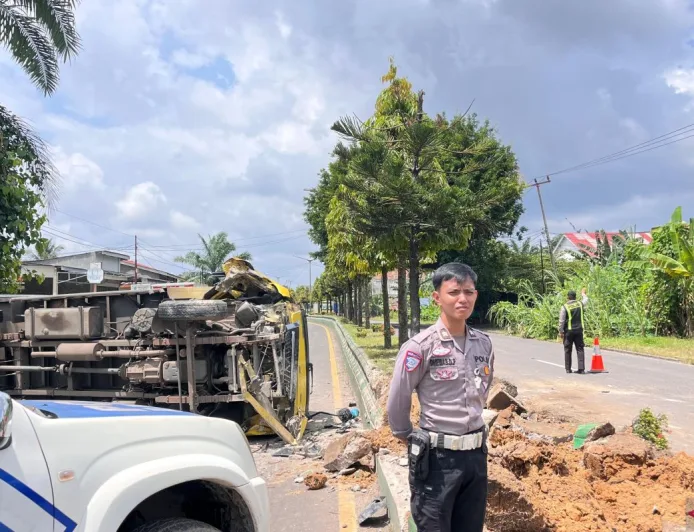 Kecelakaan Mobil Box di Jalan Gajah Muara Bulian: Truk JNT Cargo Tabrak Median