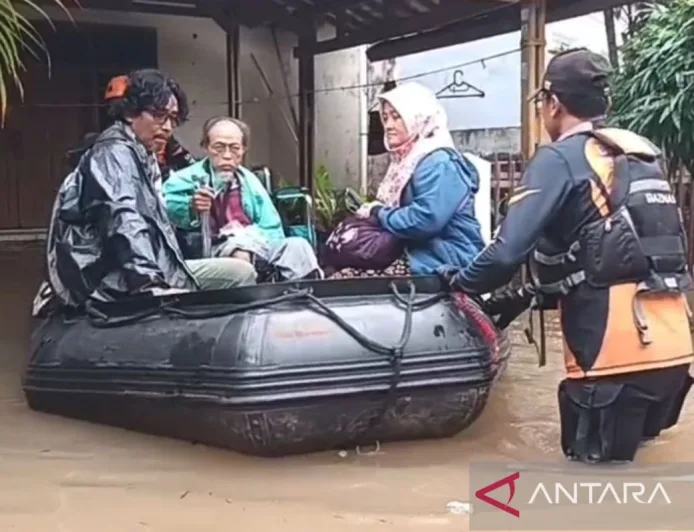 Baznas RI Evakuasi Warga Terjebak Banjir di Kembangan Jakarta Barat dengan Cepat
